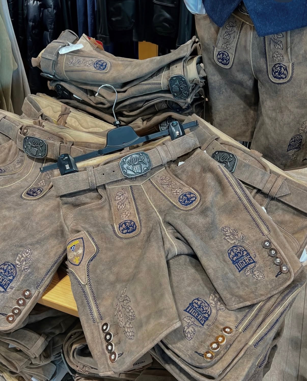 Markgraf x Straubing Tigers Lederhose NUR IM LADEN ERHÄLTLICH!